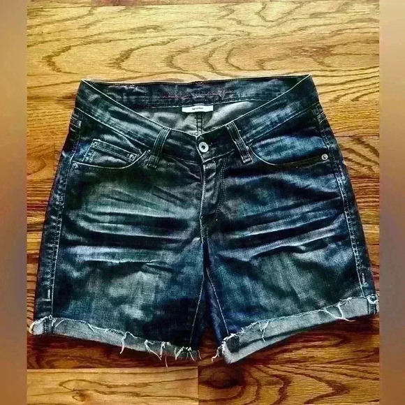 Levi's Pants - Levi’s classic jean cutoffs. Size 27.